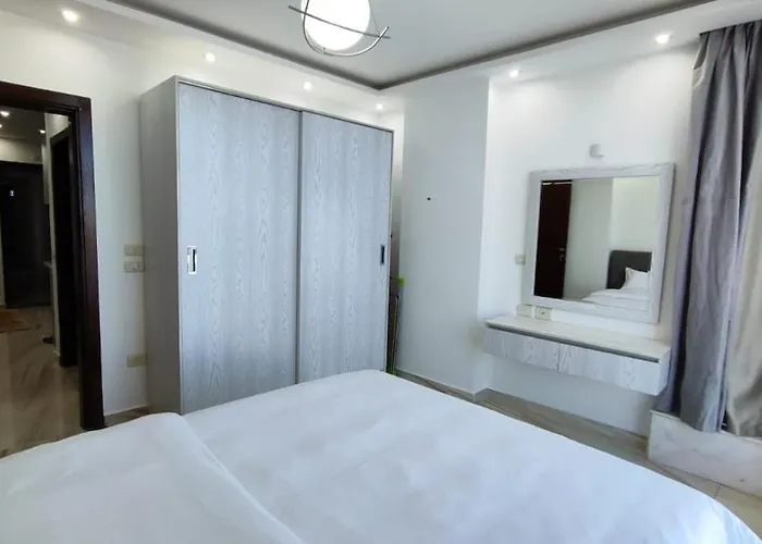 Stylish Sunny 1br